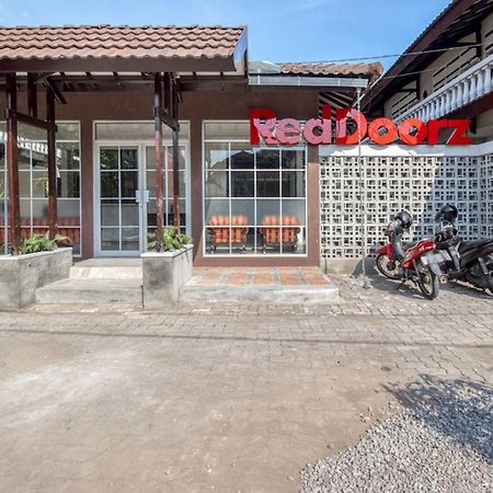 Готель Reddoorz Near Malioboro Tugu Station Jogja 2 Джок'якарта Екстер'єр фото