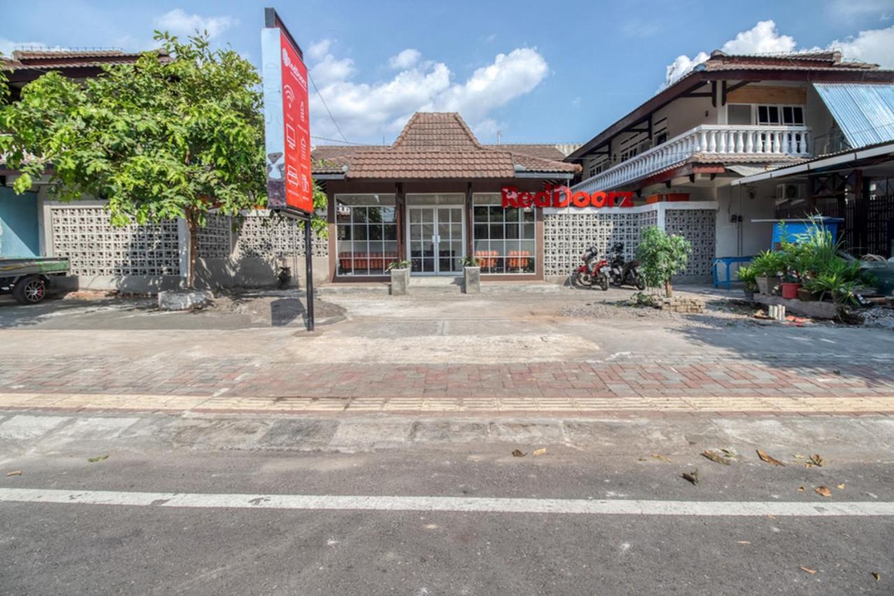 Готель Reddoorz Near Malioboro Tugu Station Jogja 2 Джок'якарта Екстер'єр фото